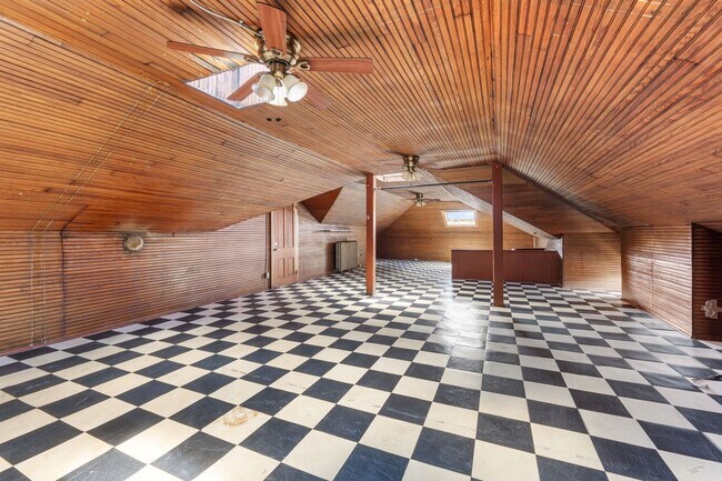 Building Photo - Huge Brick House in Victorian Village/Short North, Beautiful Woodwork 3 Car Garage and Swimming pool