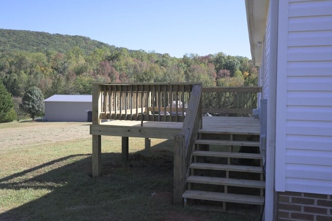 Building Photo - 3-bed, 2-bath house on 1.2 acres with stunning views of the mountains