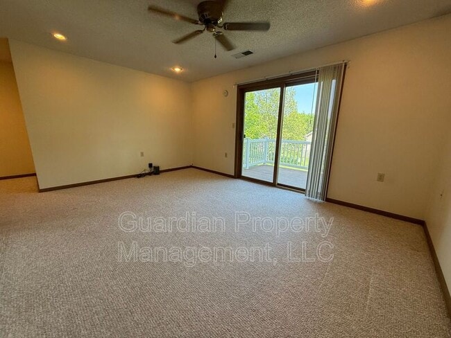 Building Photo - 1633 N Country Club Rd