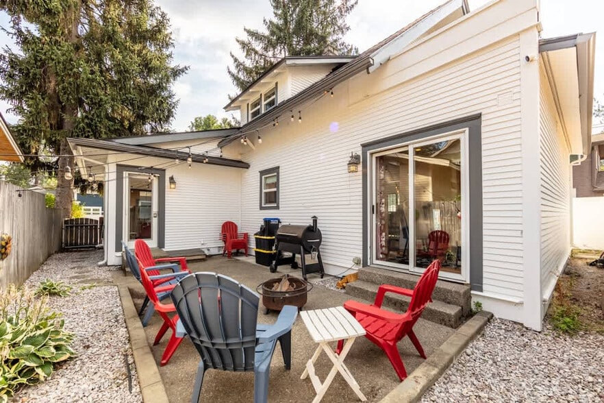 Building Photo - 713 W Woodland Dr