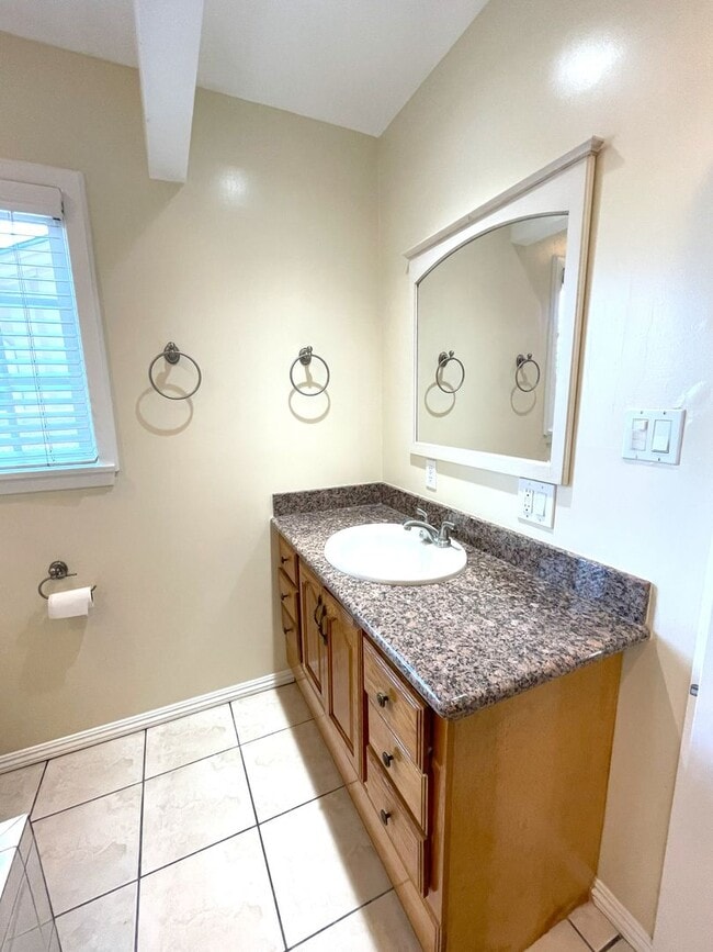 Building Photo - 3 bedroom immaculate home in Southwest Tor...
