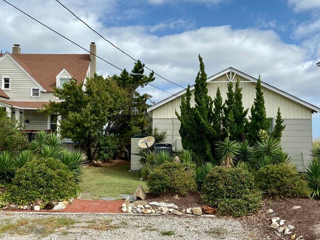 Building Photo - BayFront Beach Cottage