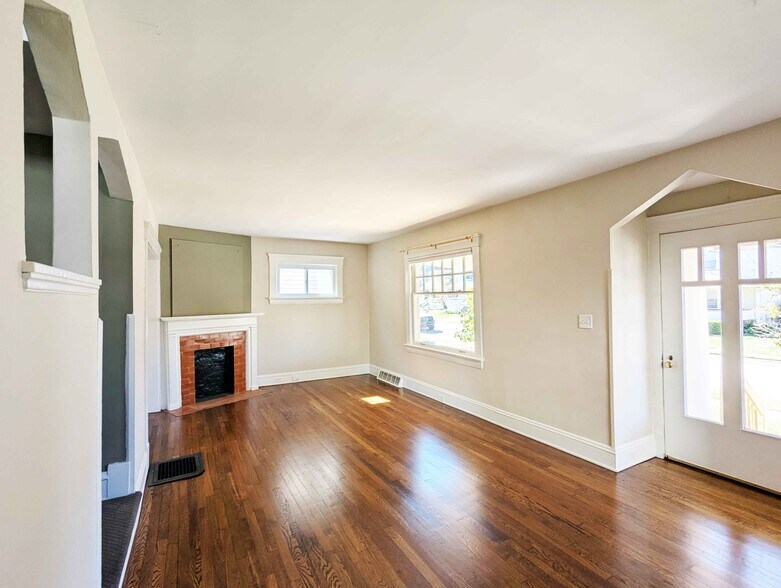 Living Room w/Decorative FP - 1497 Lauderdale Ave