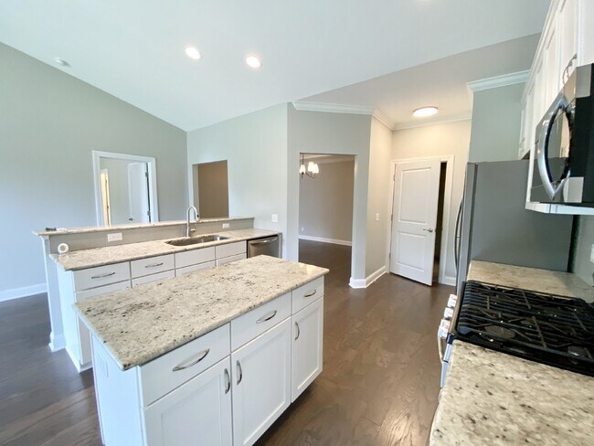 Building Photo - Three Bedroom Townhouse in Cypress Ridge!
