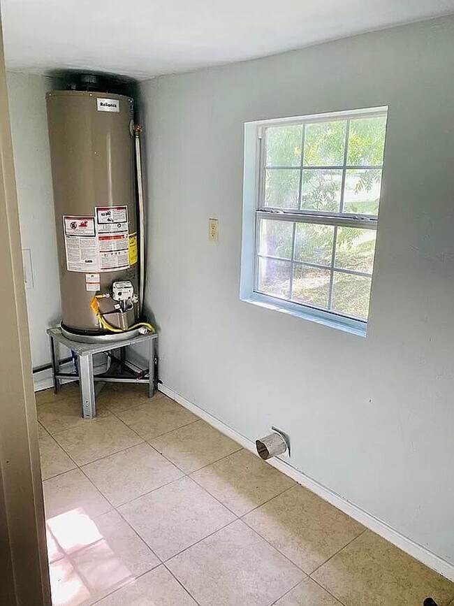 Building Photo - 4 bed 2 bath house for rent!