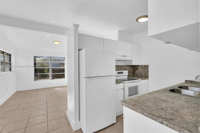 Building Photo - 137 NW 29th Ave