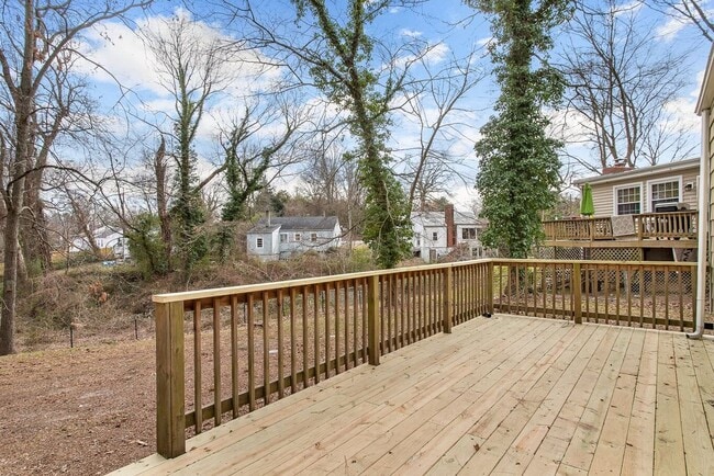 Building Photo - ADORABLE BUNGALOW IN LAKESIDE