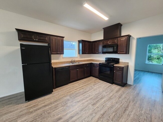 Building Photo - 4-Bed 2 Bath 2 Car Garage-Available July f...