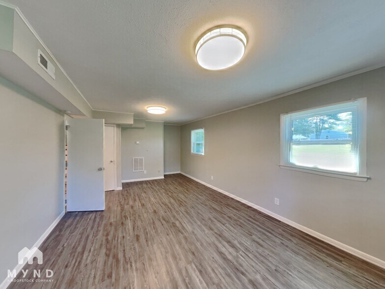 Building Photo - 307 King Arthur Trail