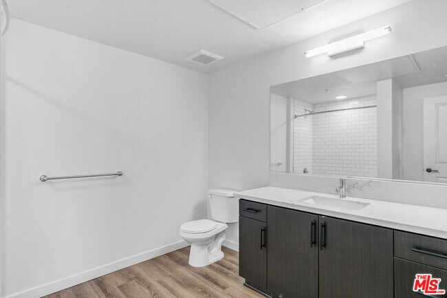 Building Photo - 10824 Blix St