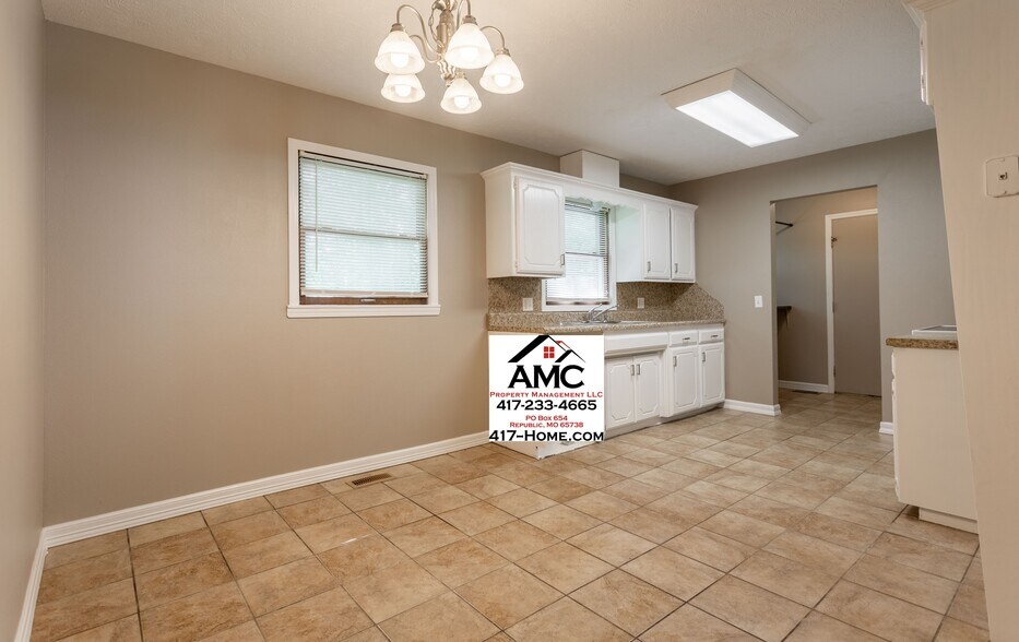 Building Photo - 1008 S Oak Ridge Dr