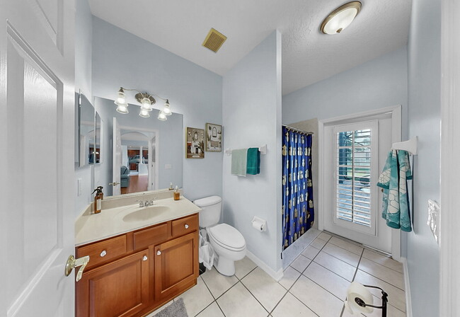 Building Photo - 5-bedroom, 3-bathroom rental home located in the Fox Wood community in Florida