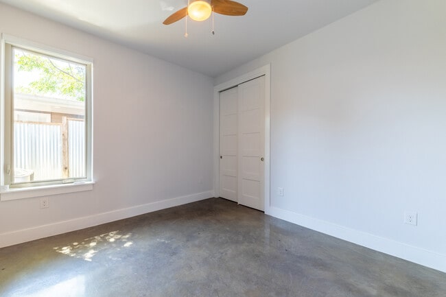 Building Photo - 2014 E 9th St