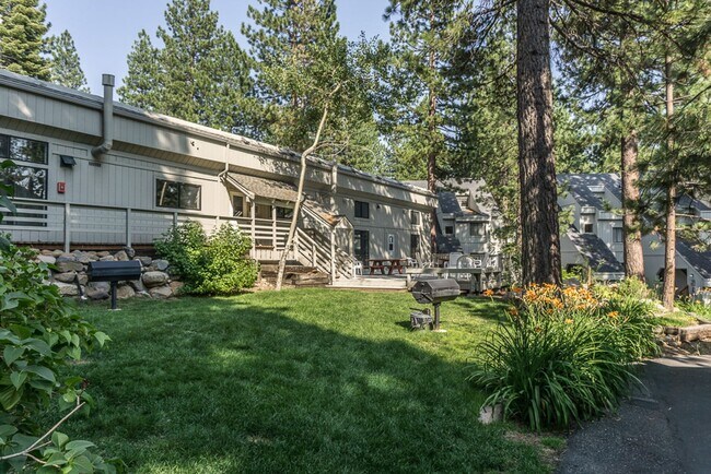 Building Photo - 1 Bedroom Centrally Located Summer Rental