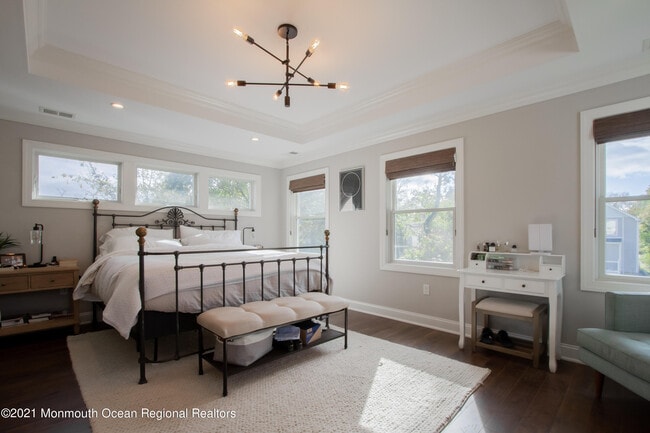 Building Photo - 41 Bank St