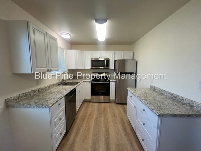 Building Photo - 810 Bergeson Dr