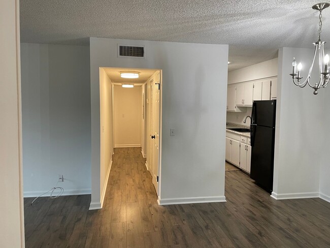 Building Photo - Awesome 2 Bedroom Condo Near the River!