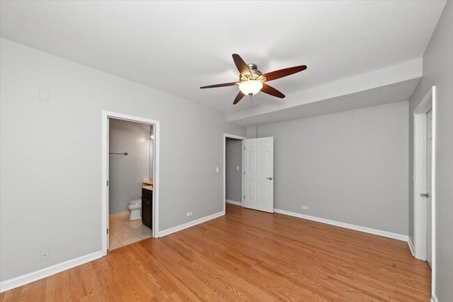 Building Photo - 540 W Oakdale Ave