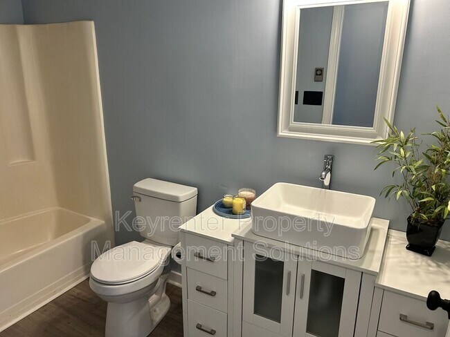 Building Photo - 17 White Oak Dr