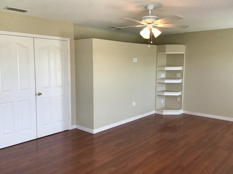 Building Photo - 2012 Bearing Ln