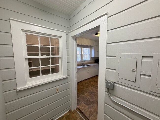 Building Photo - 820 Wood St