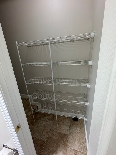 Building Photo - 414 S Augusta Ave