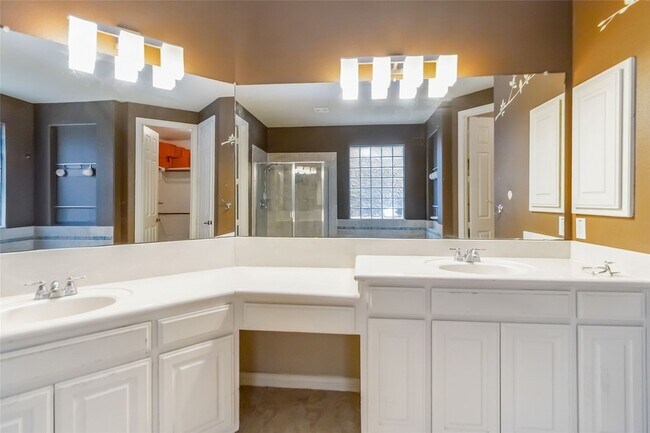 Building Photo - 920 Falcon Dr