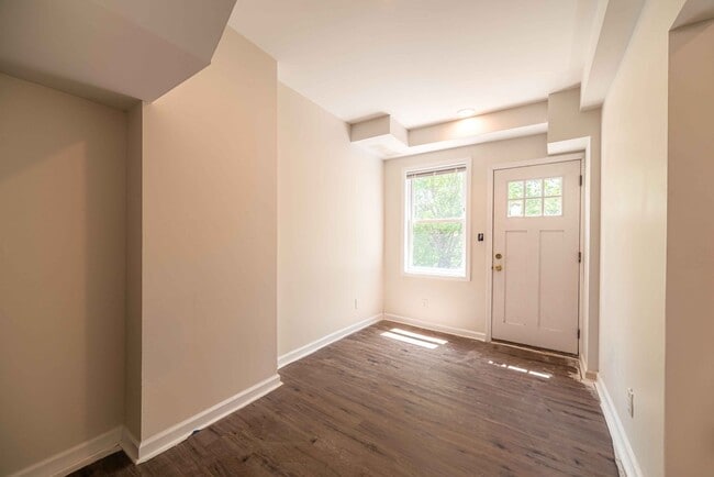 Building Photo - 156 Leicester Ct