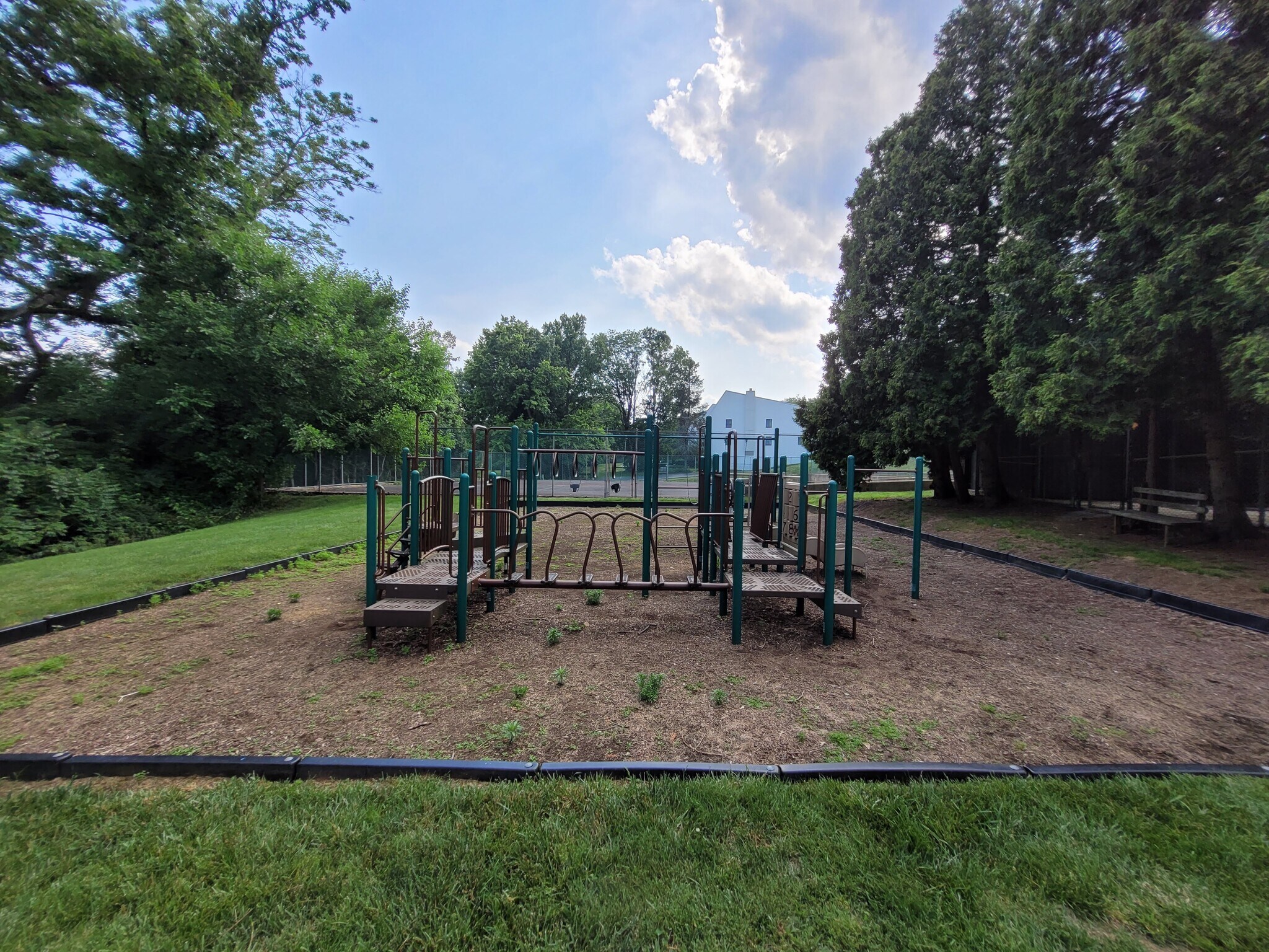 Building Photo - 624 Summit House