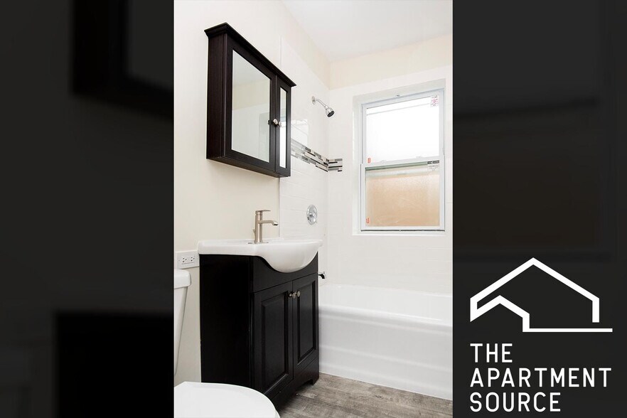 Building Photo - 918 Green Bay Rd