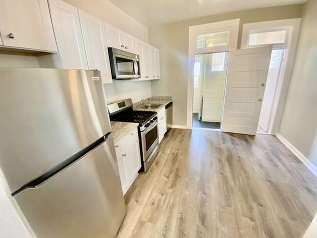 Building Photo - 2BR/1BA Edwardian with Renovated Kitchen &...