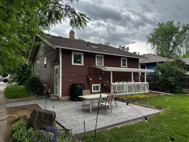 Building Photo - Amazing Location for a 2-Bedroom, 1-Bathroom Duplex Unit!