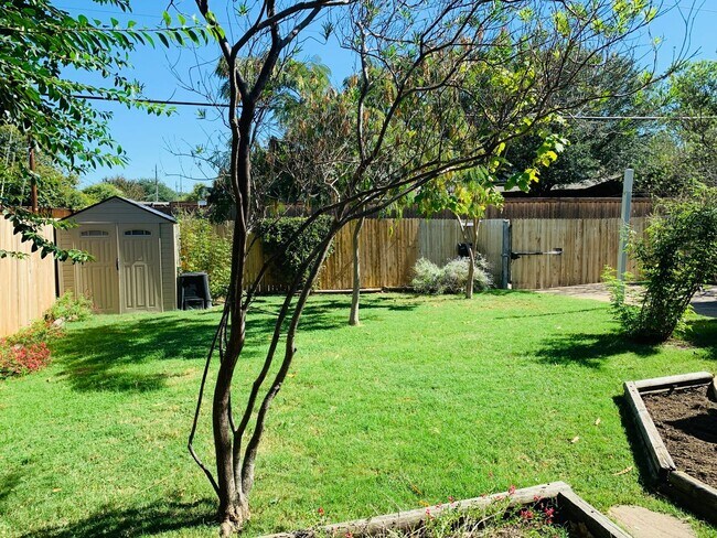 Building Photo - Move-In Ready 3-Bedroom in Sought-After Al...