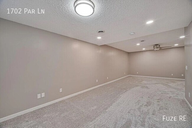 Building Photo - 1702 Par Ln