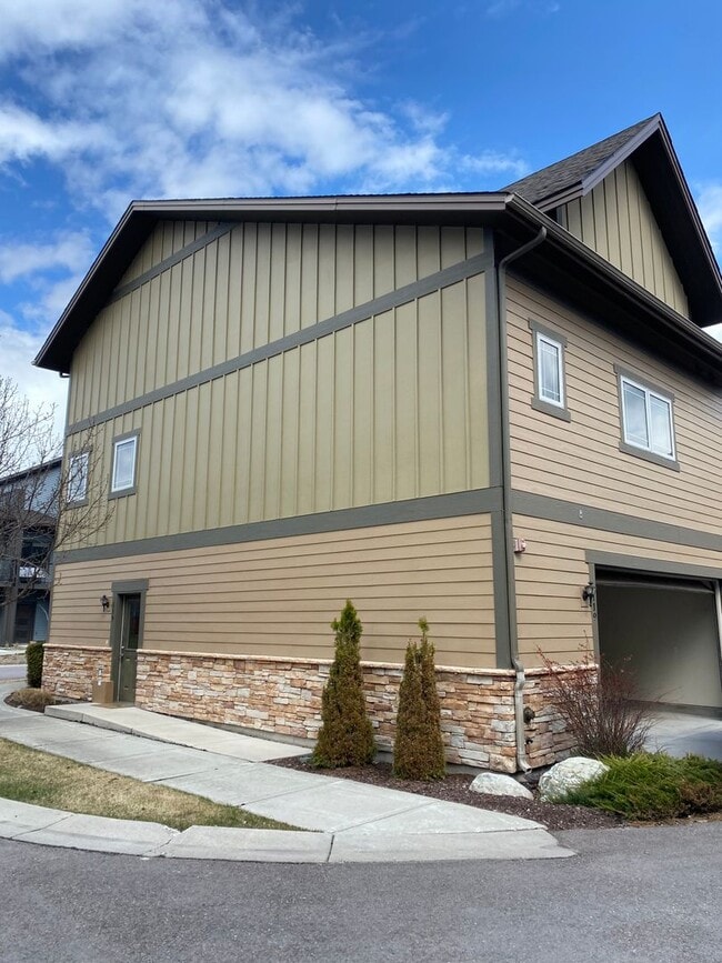 Building Photo - Alta View 3 Bed 2.5 Bath with Fireplace