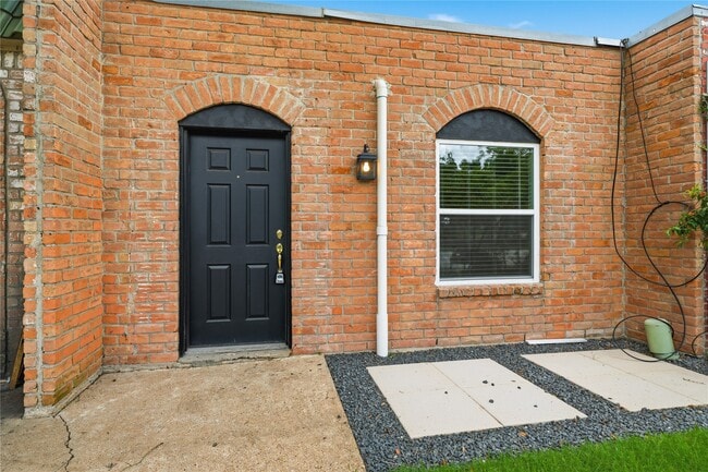 Building Photo - 1405 Shadowdale Dr