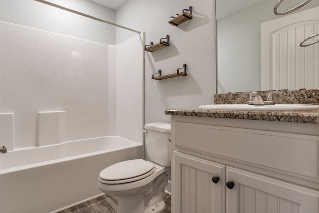 Building Photo - Spacious 4-Bedroom / 3 Bathroom + Office c...