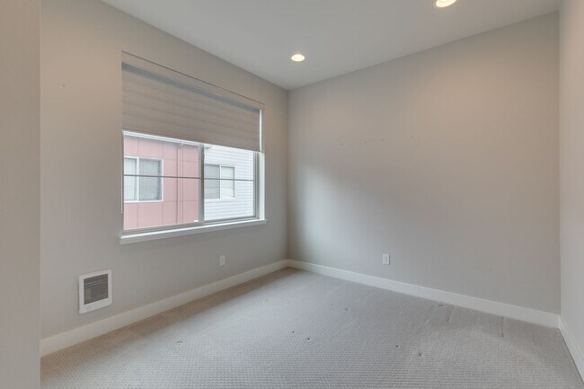 Building Photo - *Beautiful Modern 3 Bed Kirkland Townhome Available Now!*