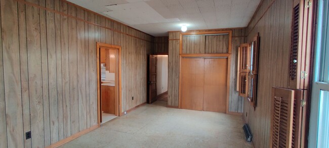 Building Photo - 3 bedroom brock rancher with covered porch