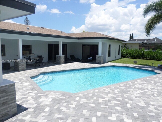 Building Photo - 16610 Royal Poinciana Ct
