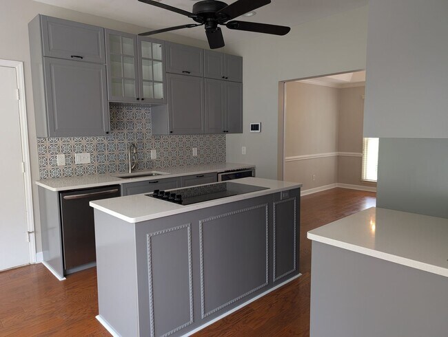 Building Photo - Beautiful home located on a cul-de-sac  in...
