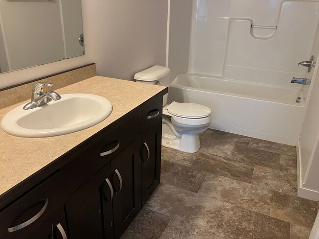 Building Photo - 4 Bed 3 Bath