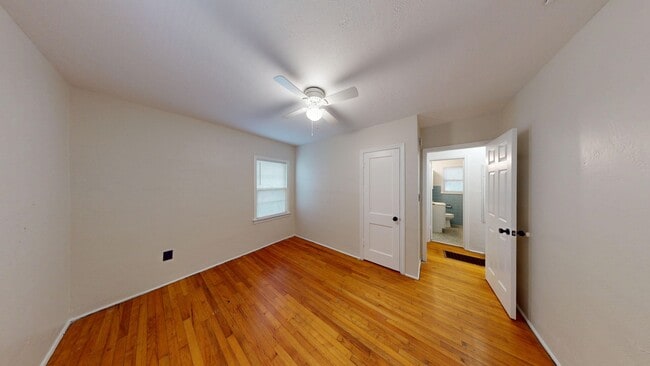 Building Photo - Charming 2 Bedroom/ 1 Bathroom Home with D...
