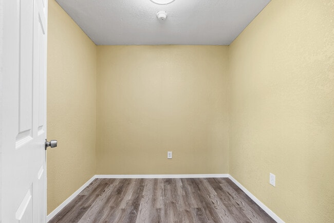 Building Photo - 906 Attas Ave