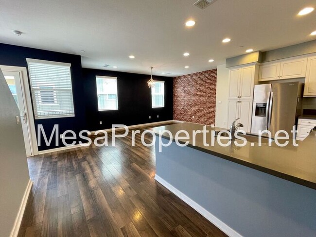 Building Photo - 8870 Camphor Ave