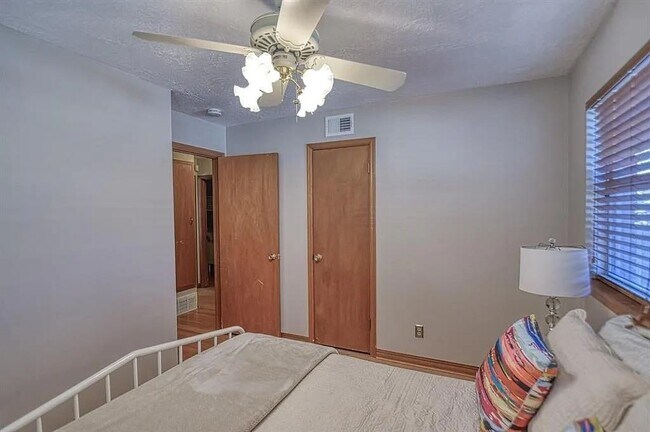 Building Photo - 505 Inwood Dr