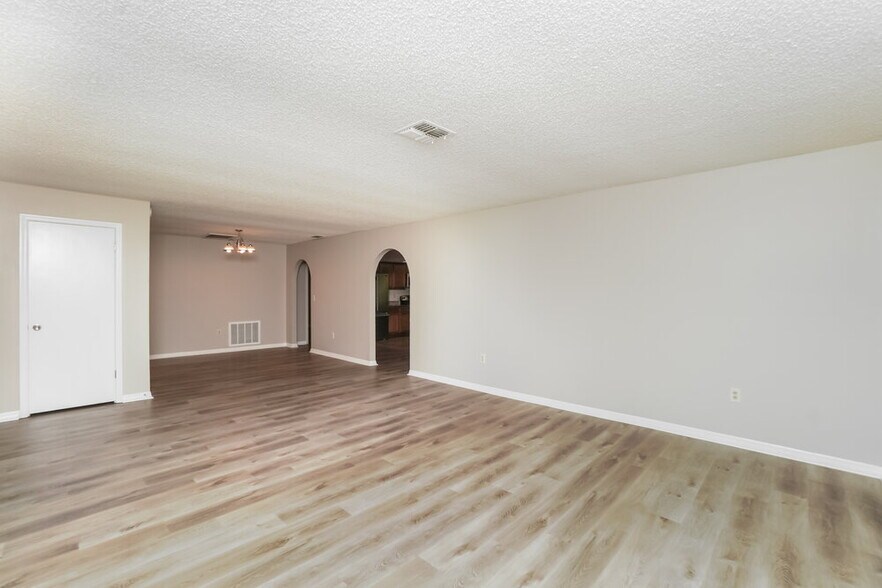 Building Photo - 13081 Hanley Dr