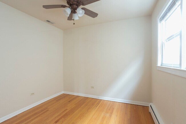Building Photo - Elston