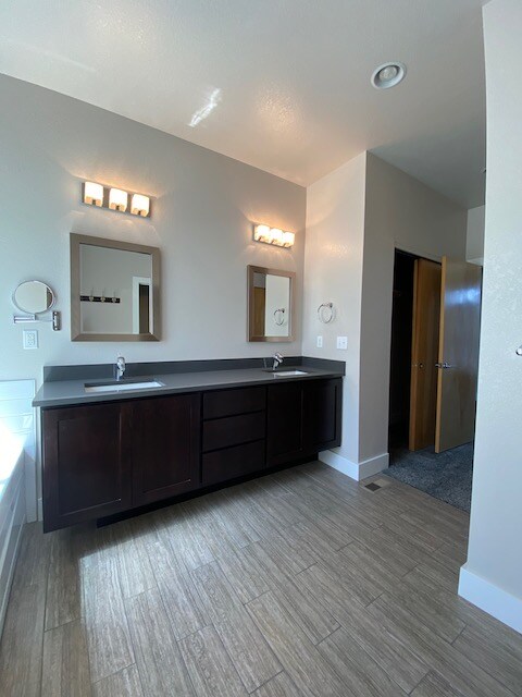 Building Photo - Across from Central Park, 3 bed/4 bath Townhome AVAILABLE 9/1/26