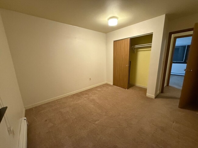 Building Photo - Spacious 4-bedroom / Heat included / 1 car garage